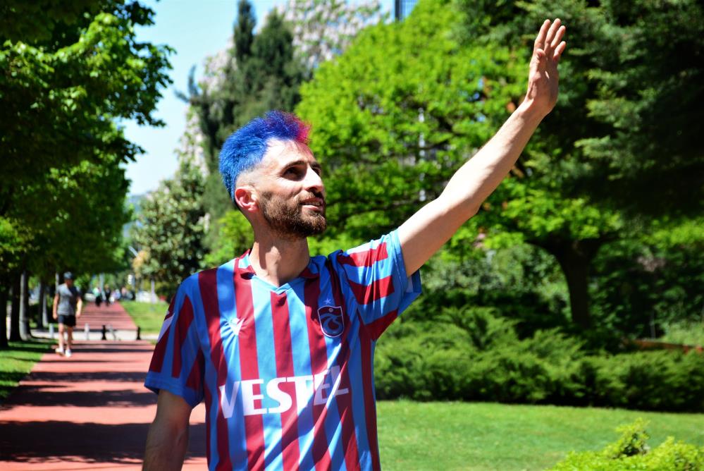 Görenlerin ilgi odağı oldu: Şampiyonluk için saçlarını bordo maviye boyadı