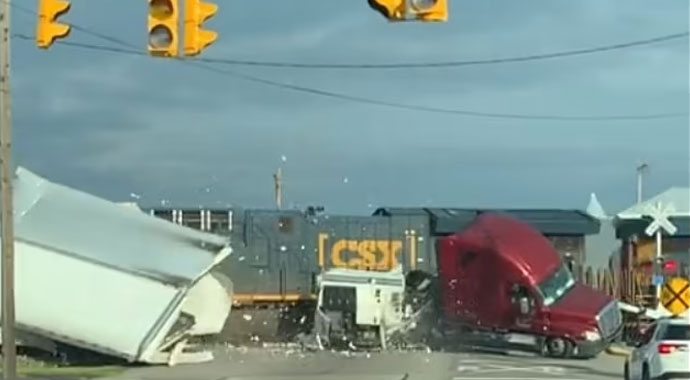 Hızlı tren hemzemin geçitte mahsur kalan tırı biçti