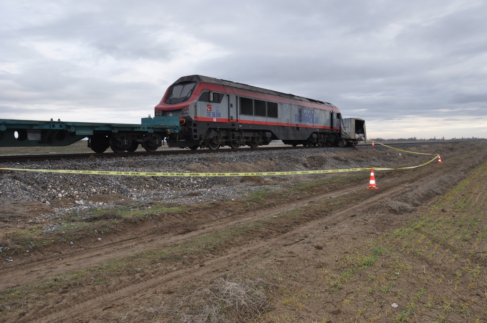 Tren ekmek yüklü kamyonete çarptı: 1 ölü
