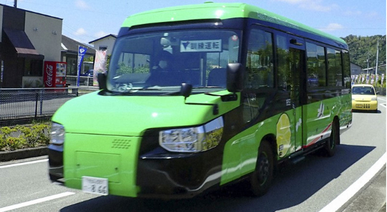 Hem yolda hem rayda hareket edebilen 'trenbüs' hizmete giriyor Hem yolda hem rayda hareket edebilen 'trenbüs' hizmete giriyor