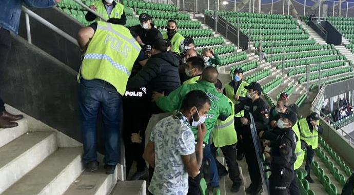Taraftar yine kısıtlama dinlemedi, tribünde arbede çıktı