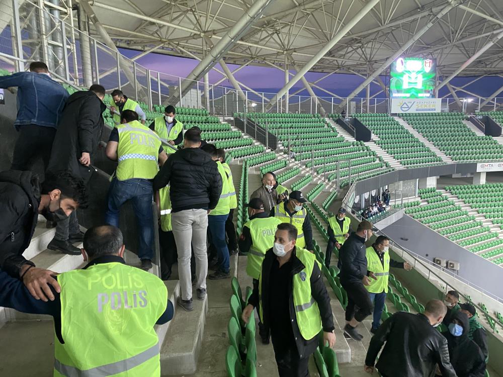 Taraftar yine kısıtlama dinlemedi, tribünde arbede çıktı