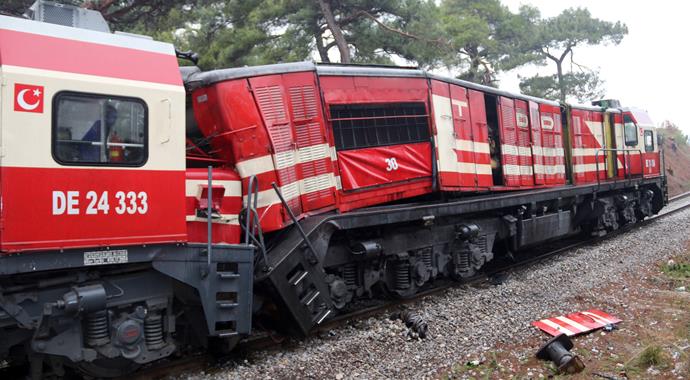Manisa'da iki tren kafa kafaya çarpıştı