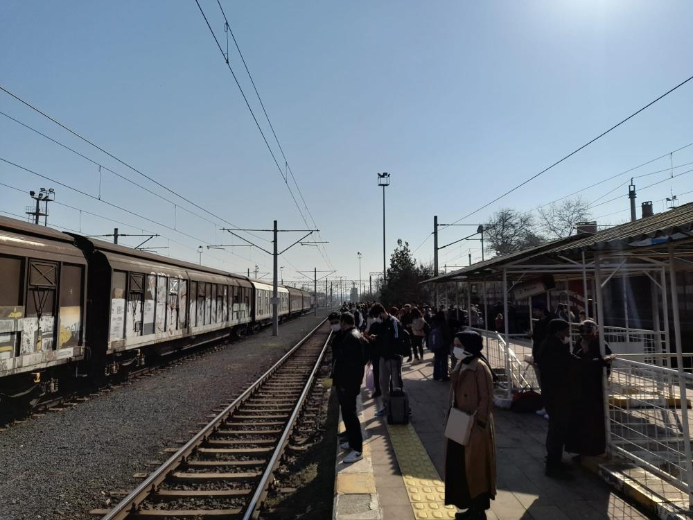Otobüs fiyatlarındaki artış trene yöneltti, yaklaşık bin 700 kişi yolculuk etti Otobüs fiyatlarındaki artış trene yöneltti, yaklaşık bin 700 kişi yolculuk etti