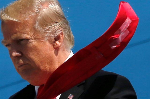 Donald Trump Kravatını Neden Bantlıyor?