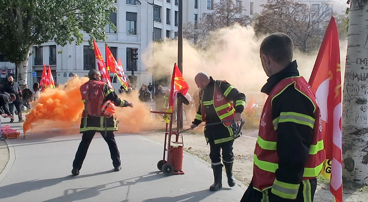 Paris'te itfaiyecilerden, ses ve sis bombalı protesto