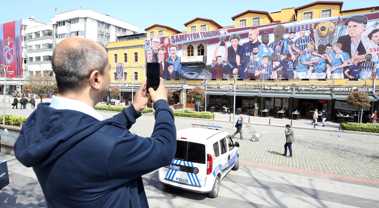 Trabzon'da 350 metrekarelik Trabzonspor şampiyonluk afişi