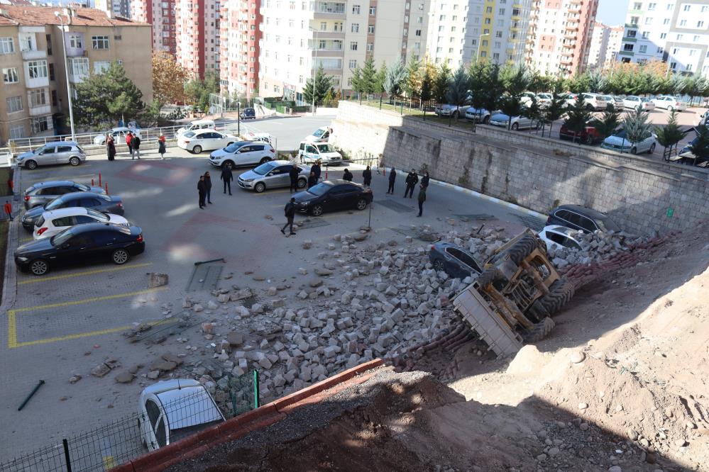 İstinat duvarı çöktü; iş makinesi aşağı düştü