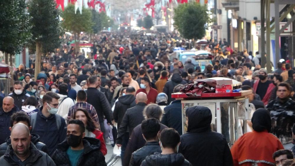 İstiklal Caddesi'nde korona kuralları unutuldu
