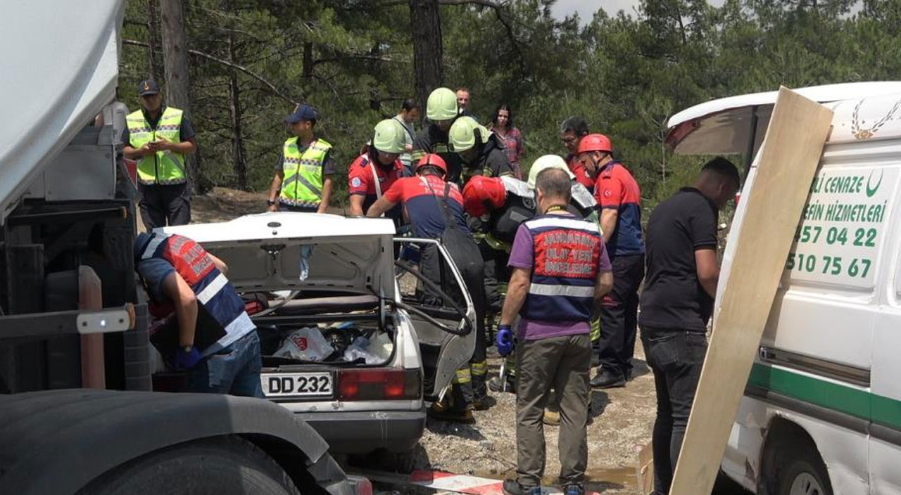 Tır otomobile çarptı! Korkunç kazada 3 kişi öldü, 2 kişi ağır yaralandı