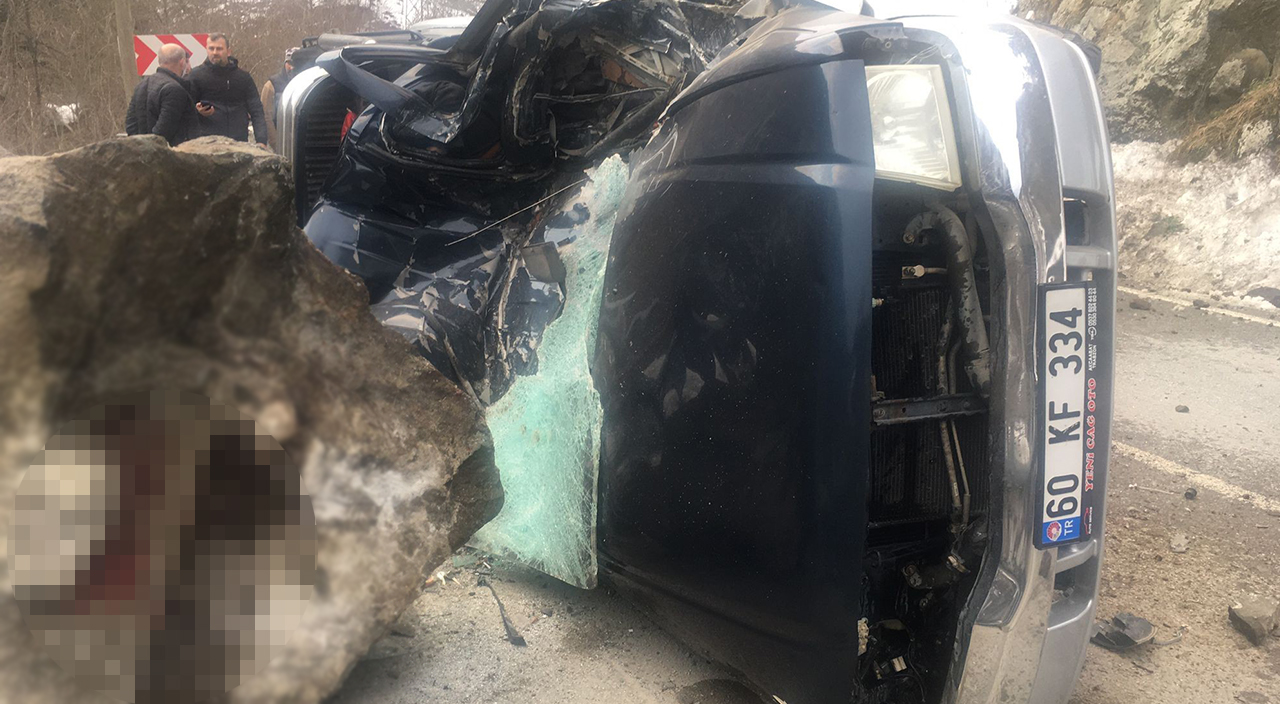 Trabzon’da feci ölüm! Yoldan düşen kayanın altında can verdiler