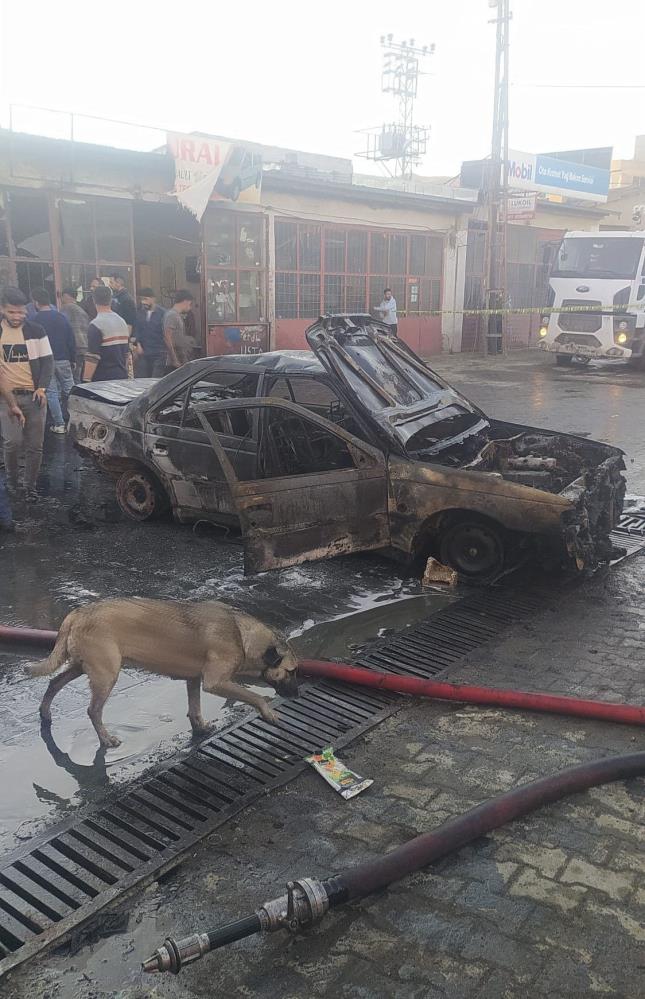 Otomobil alev aldı, iş yerine sıçradı