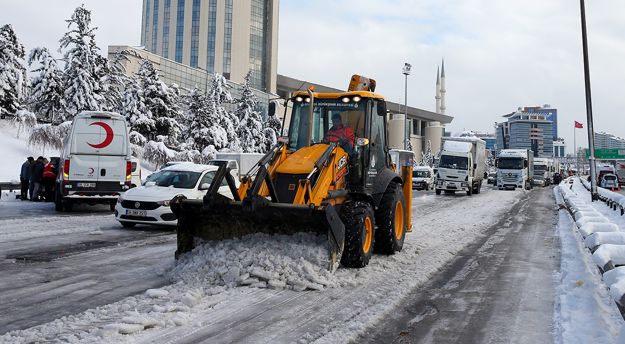 Kar nedeniyle yolda kalan araçlar çekiliyor