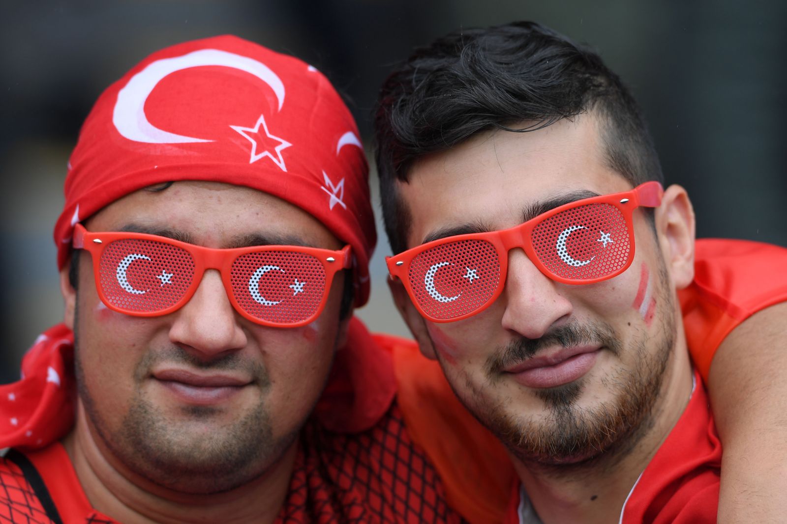 Tribünler kırmızı-beyaz!