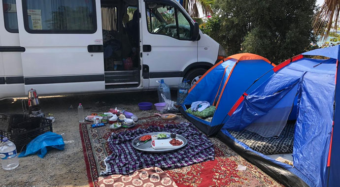 Turistik plajlar çadır kente dönüştü