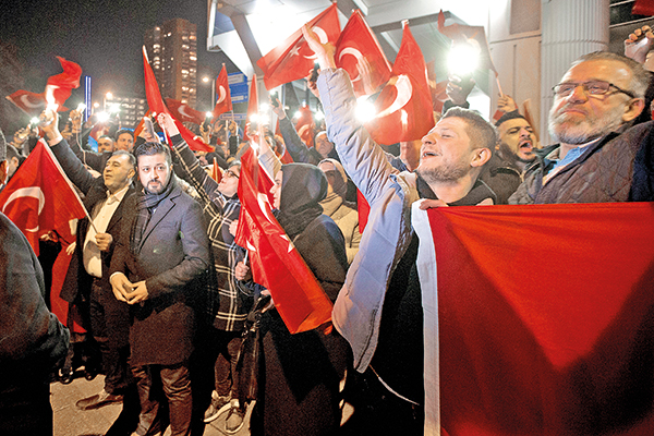 Barbar Hollanda Çavuşoğlu'nun uçuşunu iptal etti, Kaya'nın yolunu kesti