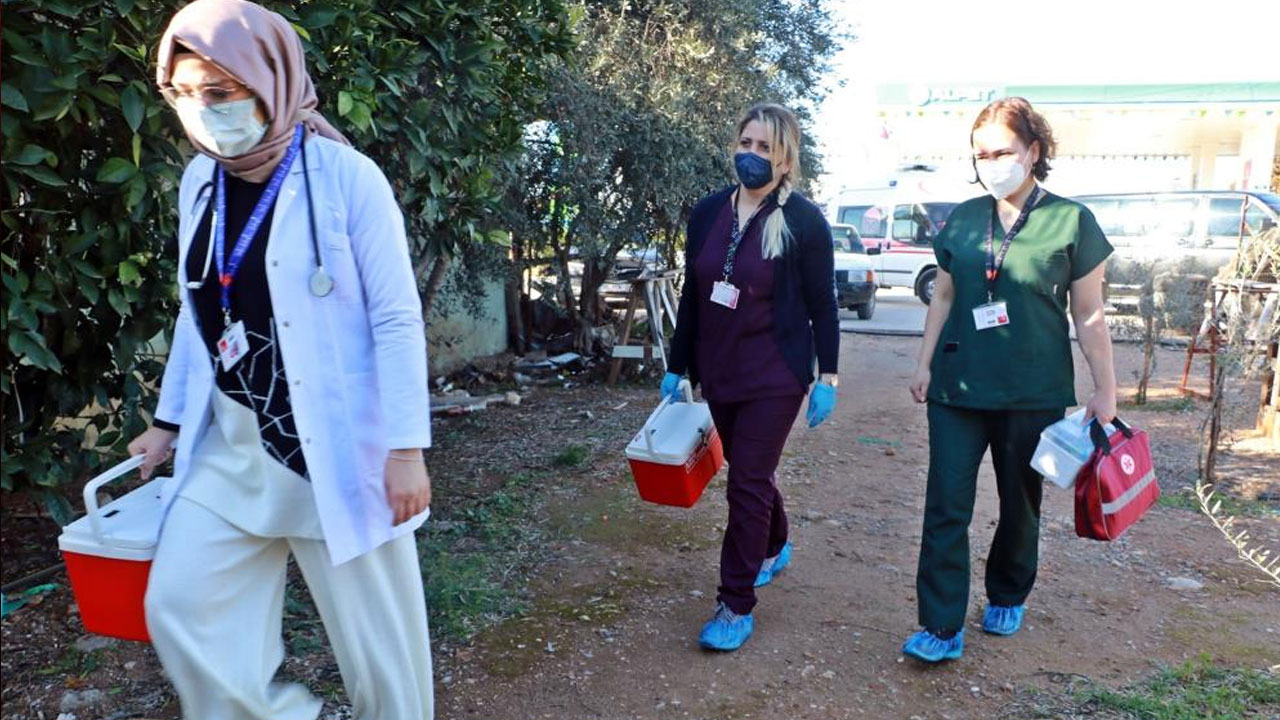 İlk kez Antalya'da başladı: TURKOVAC hastaneye gidemeyenin ayağına gidecek İlk kez Antalya'da başladı: TURKOVAC hastaneye gidemeyenin ayağına gidecek