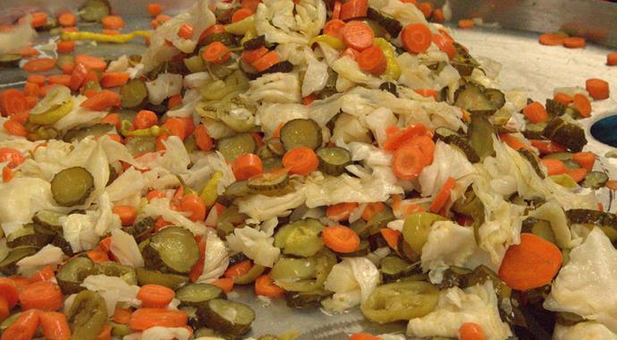 Rusya'nın almadığı sebzelerin turşusunu kuruyorlar