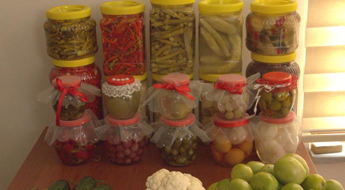 Rusya'nın almadığı sebzelerin turşusunu kuruyorlar