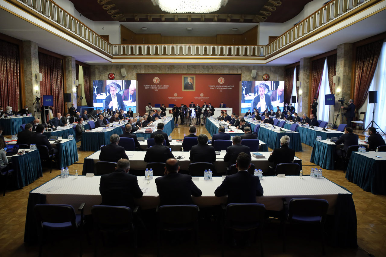 Bütçenin komisyon aşaması tamam: 234 saat mesai 8 bin sayfa tutanak Bütçenin komisyon aşaması tamam: 234 saat mesai 8 bin sayfa tutanak