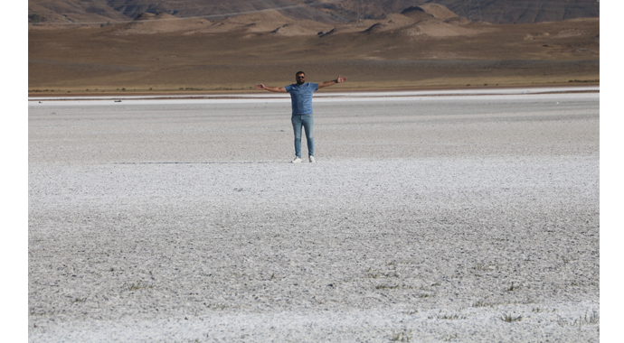 Sular çekilince arazi beyaza büründü