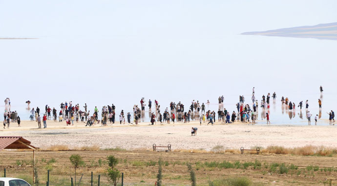 Çıplak ayakla giriyorlar! Toplayıp eve götürüyorlar