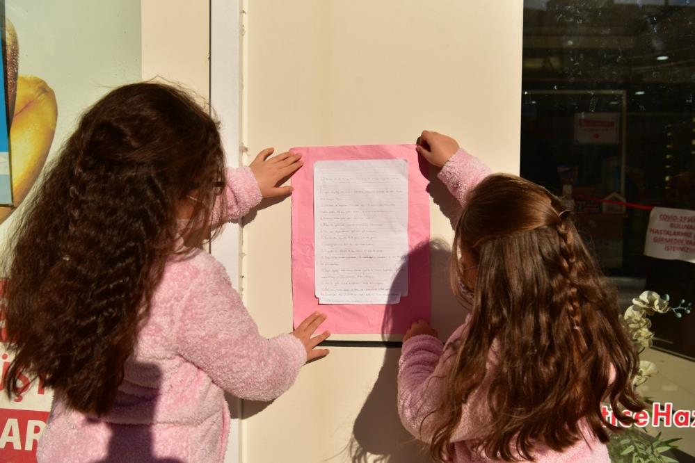 Tuzla’da 2 kardeş okulların açılması için billboardlara kendi yaptıkları afişleri astı