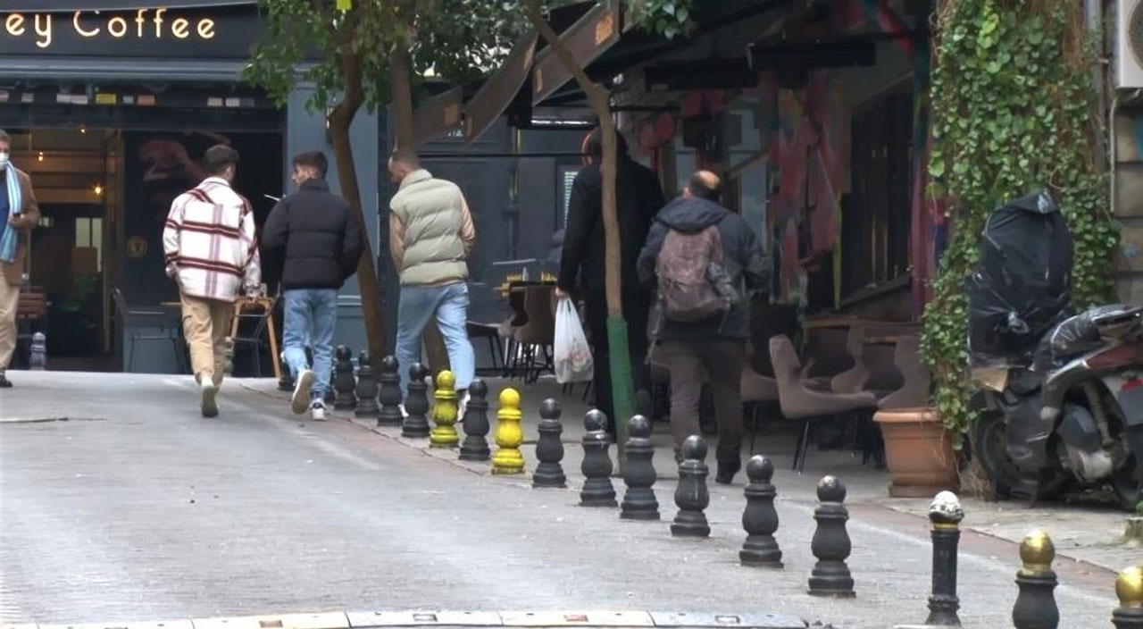 Kadıköy’de ben Superman’im diyen adam müşterilerin üzerine uçtu