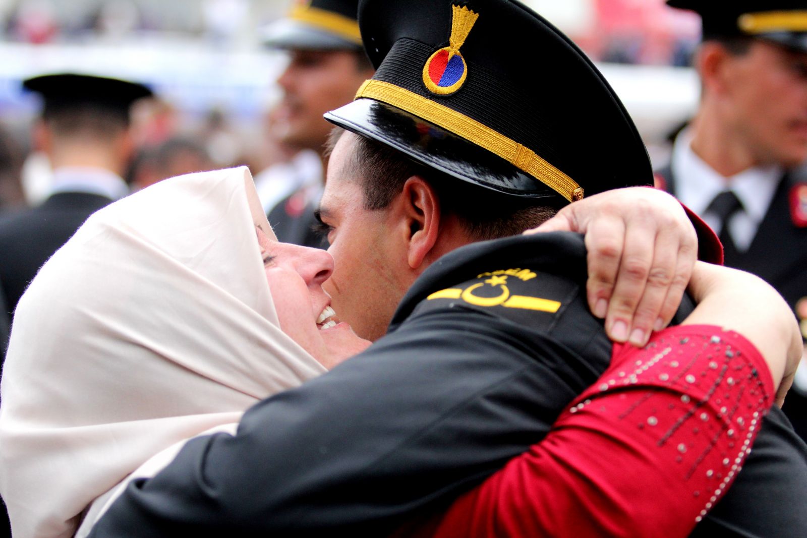 Törene damga vuran an! Yüzlerce askerin arasına girdi ve...