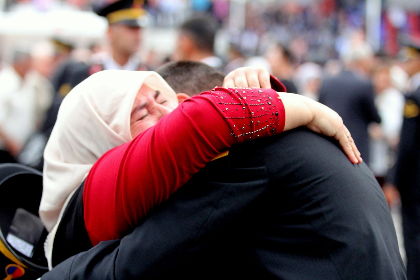 Törene damga vuran an! Yüzlerce askerin arasına girdi ve...