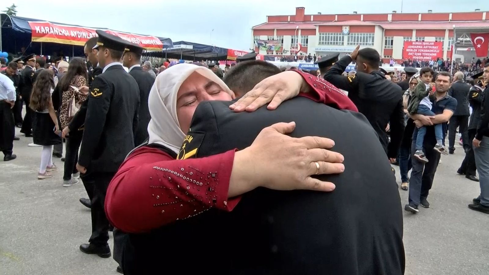 Törene damga vuran an! Yüzlerce askerin arasına girdi ve...