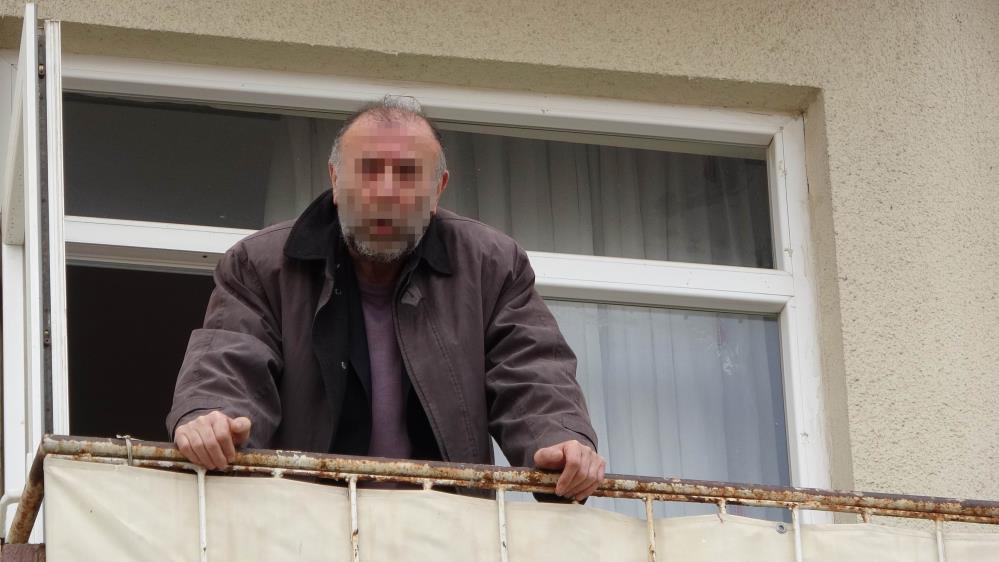 Tüfekle bir kişiyi vurup evin balkonunda elinde tüfekle intihara kalkıştı