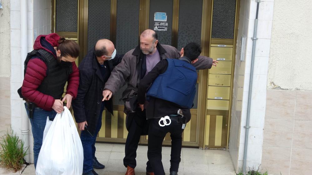 Tüfekle bir kişiyi vurup evin balkonunda elinde tüfekle intihara kalkıştı