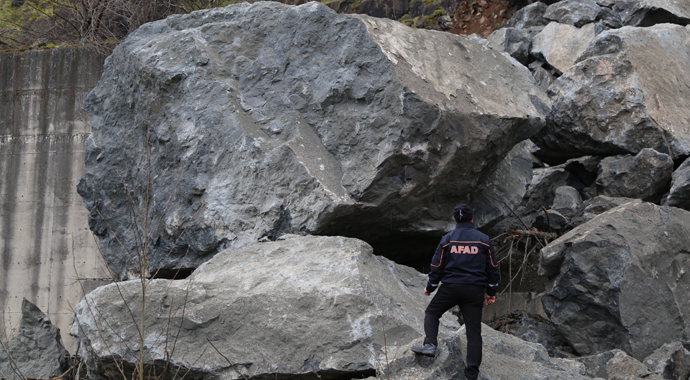 Tünelde meydana genel göçüğün ortaya çıkardığı manzara gün ağarınca ortaya çıktı