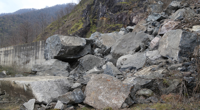 Tünelde meydana genel göçüğün ortaya çıkardığı manzara gün ağarınca ortaya çıktı