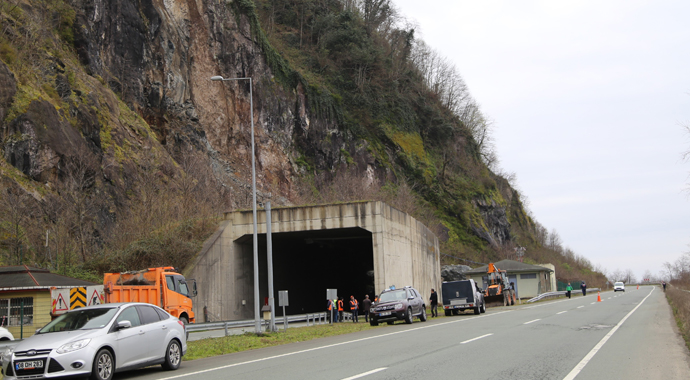 Tünelde meydana genel göçüğün ortaya çıkardığı manzara gün ağarınca ortaya çıktı