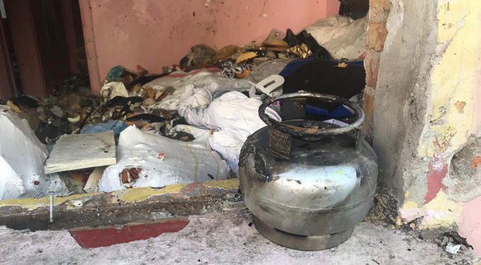 Yaşlı adamın panikle dışarı attığı tüp park halindeki otomobili yaktı