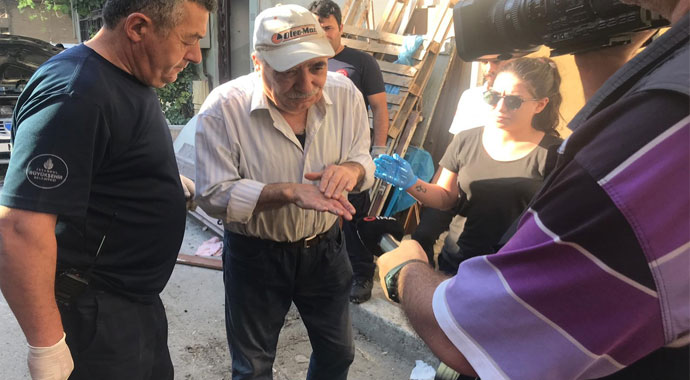 Yaşlı adamın panikle dışarı attığı tüp park halindeki otomobili yaktı