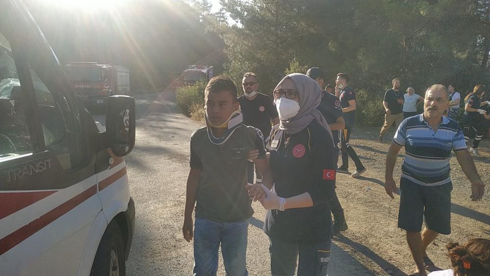 Türbeden dönenleri taşıyan minibüs kaza yaptı