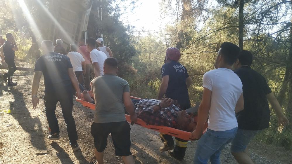 Türbeden dönenleri taşıyan minibüs kaza yaptı