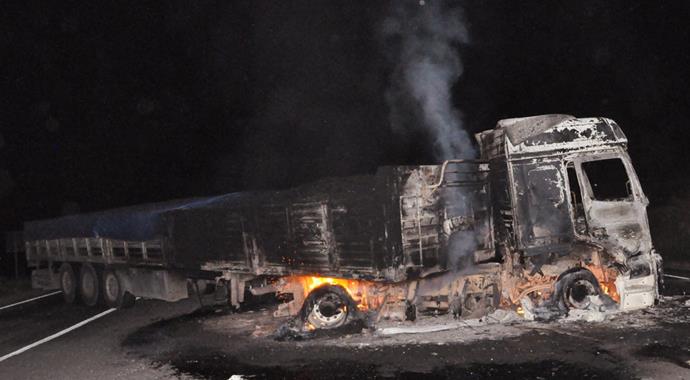 PKK Tunceli'de yol kesti, TIR yaktı