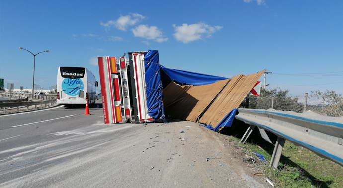Kocaeli TEM Otoyolunda ahşap panel yüklü tır devrildi: 3 yaralı