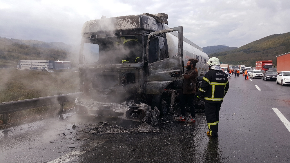 Bitkisel yağ yüklü tanker alev alev yandı