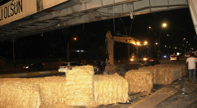 Saman yüklü tır üst geçide takıldı