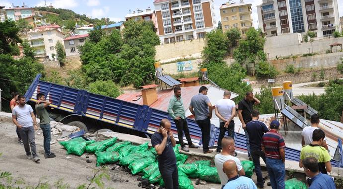 Tunceli’de freni boşalan TIR,evin üzerine devrildi