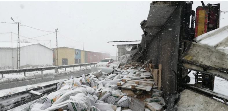 İstanbul'da yollar buz pistine döndü, vatandaş zor anlar yaşadı