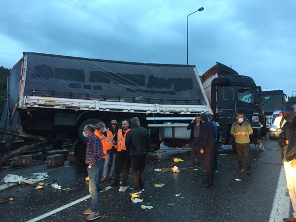 TEM Otoyolu'nda zincirleme kaza! 10'dan fazla araç birbirine girdi