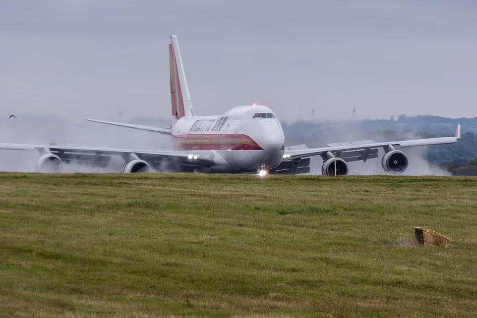Havalimanında panik! Kargo uçağı inişte alev aldı