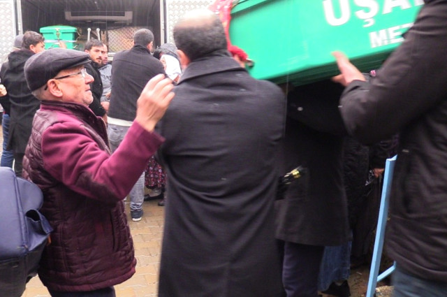 Acılı baba, üç evladından hangisinin tabutuna sarılacağını bilemedi