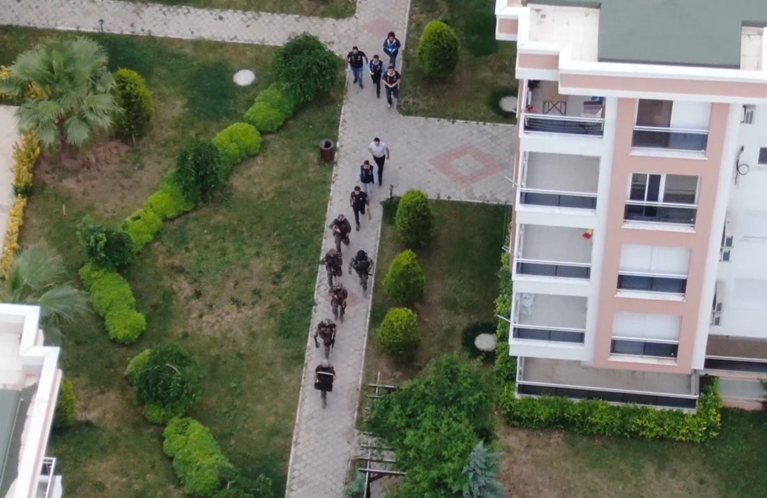 Polisin elini attığı yerden altın, para ve silah çıktı
